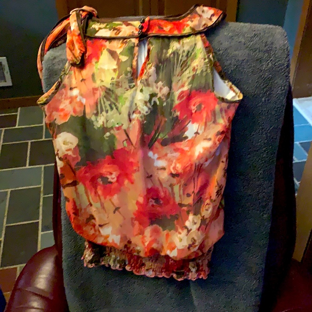 - [ ] Floral sleeveless blouse